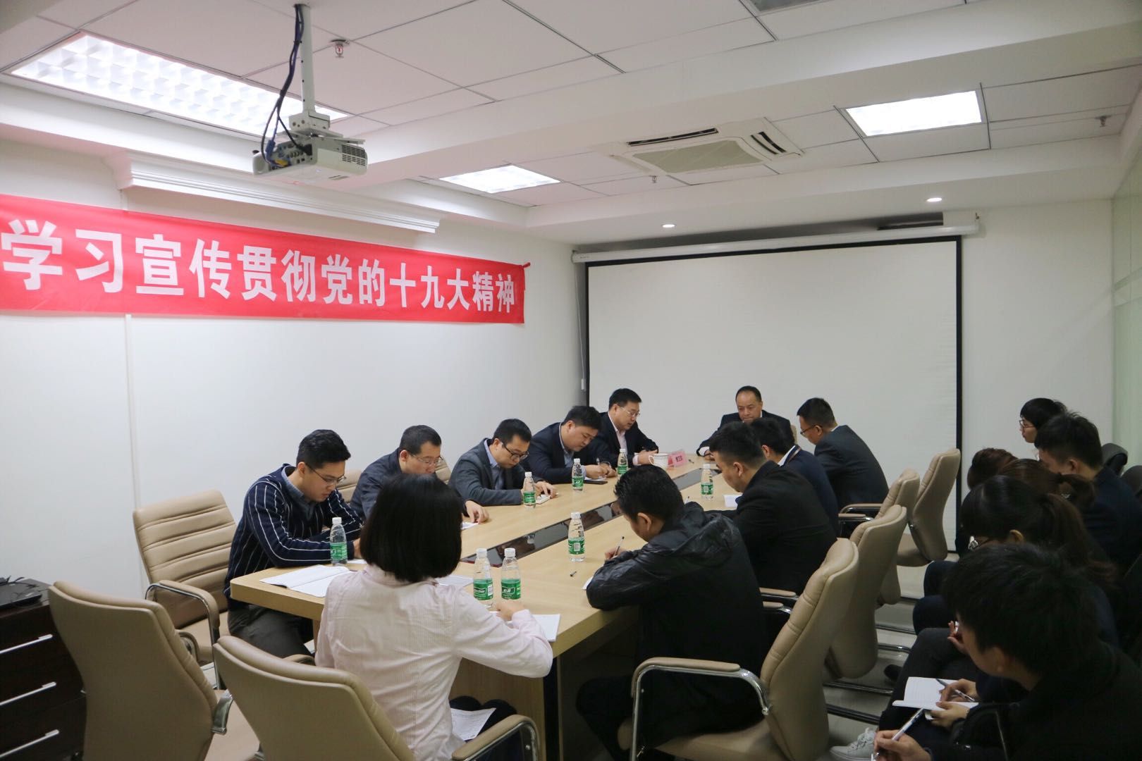 党委員会書記兼国猫会社ゼネラルマネージャーの曹富源氏は、中国共産党第19回党大会の精神を説くために草の根部隊に赴いた